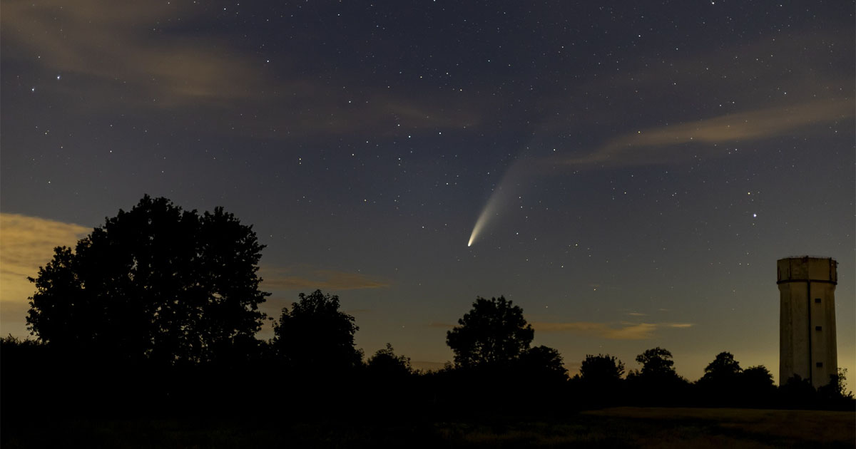 cometa in cielo stellato di notte